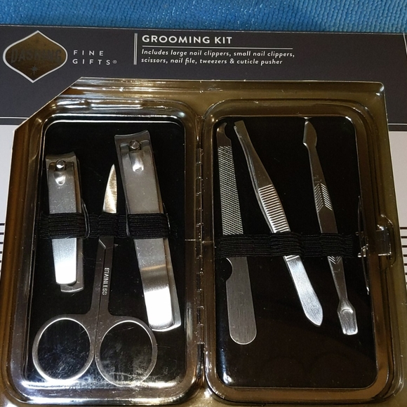 Grooming Kit - Picture 3 of 8